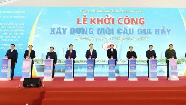 Các đồng chí lãnh đạo tỉnh Thái Nguyên thực hiện nghi thức khởi công xây dựng cầu Gia Bảy mới.