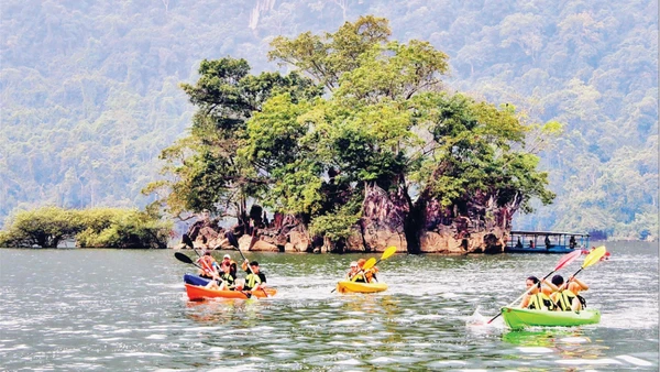 Chèo kayak trên thắng cảnh hồ Ba Bể. (Ảnh: HƯƠNG DỊU)