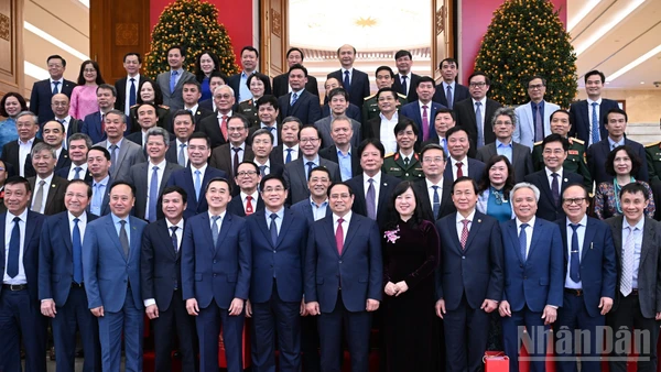 Thủ tướng Chính phủ Phạm Minh Chính chụp ảnh lưu niệm cùng đại diện các nhà khoa học tiêu biểu trong lĩnh vực y tế, Giám đốc các bệnh viện Trung ương nhân Kỷ niệm 71 năm Ngày Thầy thuốc Việt Nam (27/2).