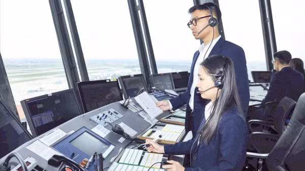 Các kiểm soát viên không lưu trực điều hành bay tại Đài Kiểm soát không lưu Nội Bài.