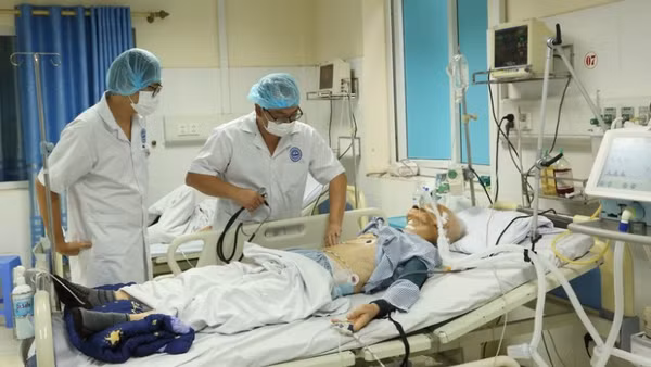 Các bác sỹ Viện Y học Biển Việt Nam thăm khám cho bệnh nhân. (Ảnh: TTXVN)