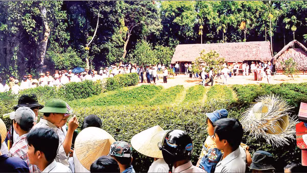 Du khách hành hương về Khu Di tích quốc gia đặc biệt Kim Liên, Nghệ An, dịp Tết Nguyên đán Bính Ngọ.