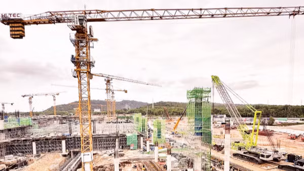 Trong kỳ nghỉ Tết Nguyên đán, các nhà thầu dự án mở rộng Cảng Hàng không quốc tế Phú Quốc huy động khoảng 1.600 nhân sự thi công xuyên Tết nỗ lực chưa có tiền lệ với công trình trên đảo.