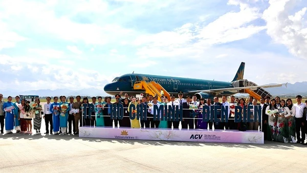 Chào đón phi hành đoàn và du khách trên chuyến bay đầu tiên của Vietnam Airlines từ thành phố Hồ Chí Minh về Điện Biên.