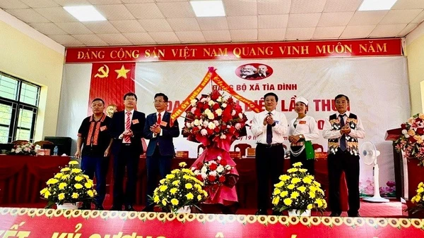 Đồng chí Lò Văn Phương, Ủy viên Ban Thường vụ Tỉnh ủy, Chủ tịch Hội đồng nhân dân tỉnh Điện Biên, tặng hoa chúc mừng Đại hội Đại biểu Đảng bộ xã Tìa Dình, tỉnh Điện Biên.