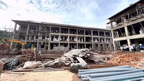 Trường nội trú liên cấp Sín Thầu hiện đang đối diện nguy cơ chậm tiến độ, đang được chủ đầu tư, Ủy ban nhân dân tỉnh Điện Biên đề nghị các tổ chức, đơn vị hỗ trợ nhân lực thi công và hoàn thiện. 
