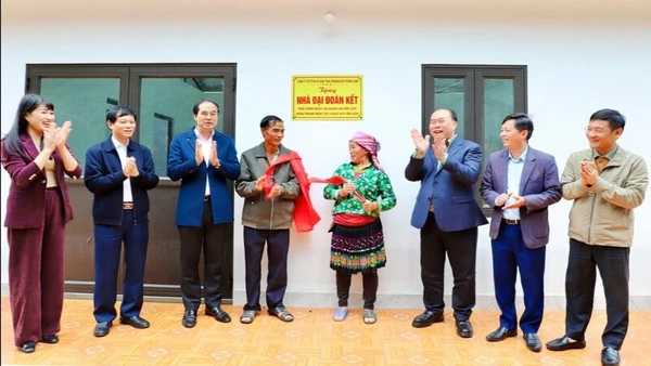 Công ty cổ phần Đầu tư và Khai thác khoáng sản Thăng Long trao nhà Đại đoàn kết cho hộ bị thiên tai ở xã Thần Sa 