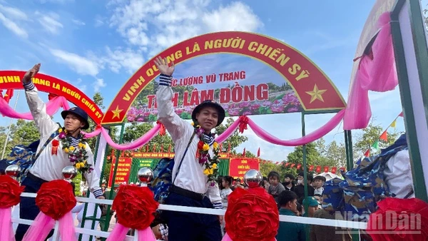 Thanh niên tươi cười trước giờ nhập ngũ.