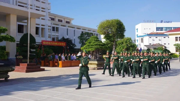 Các đơn vị ra quân huấn luyện.