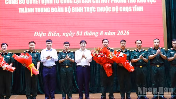 Các đồng chí lãnh đạo tỉnh và lãnh đạo Bộ Chỉ huy Quân sự tỉnh Điện Biên tặng hoa chúc mừng Đảng ủy, Ban Chỉ huy 2 Trung đoàn Bộ binh mới thành lập. 