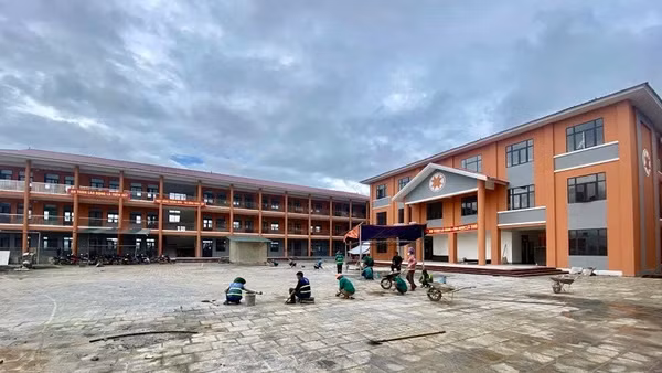 Trường nội trú liên cấp Thanh Nưa hiện có tiến độ xây dựng bảo đảm, sẵn sàng bàn giao, đưa vào sử dụng phục vụ học sinh biên giới trong năm học mới. 