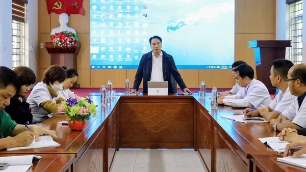 Đồng chí Phạm Giang Nam, Giám đốc Sở Y tế Điện Biên, kiểm tra, chỉ đạo Trung tâm Y tế Na Sang phải chủ động thực hiện các biện pháp phòng, chống bệnh lỵ trực trùng và các bệnh mùa thu-đông.