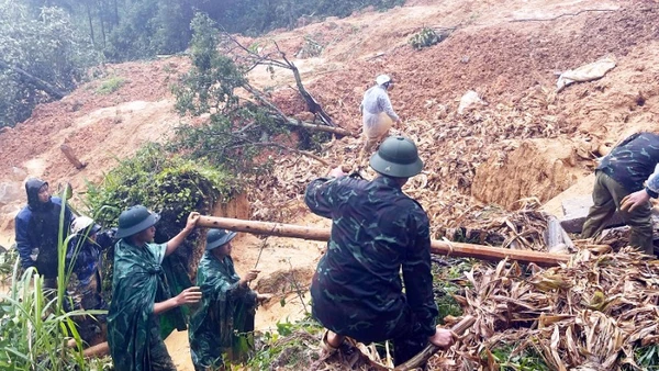 Lực lượng chức năng khẩn trương tìm kiếm người mất tích trong vụ sạt lở đất tại xã Lũng Cú, tỉnh Tuyên Quang.