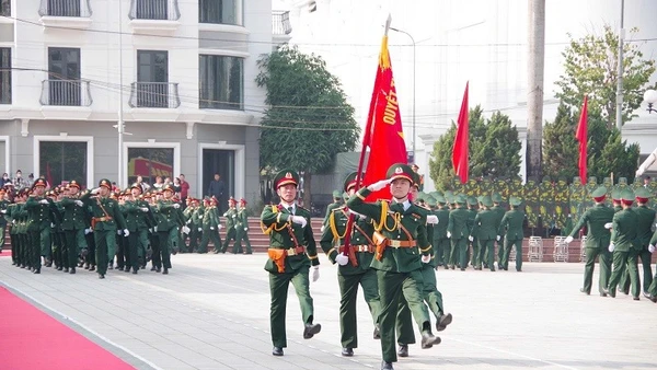 Các lực lượng tham gia duyệt đội ngũ tại lễ ra quân huấn luyện năm 2026 của lực lượng vũ trang tỉnh Điện Biên.