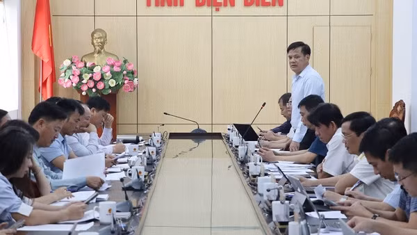 Phó Chủ tịch Ủy ban nhân dân tỉnh Điện Biên Lò Văn Cương phát biểu tại buổi làm việc với Hiệp hội Doanh nghiệp tỉnh.