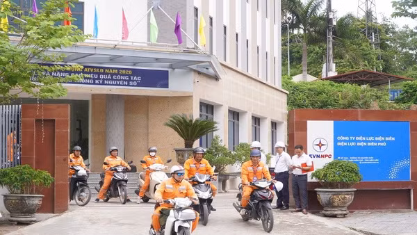 Công nhân Điện lực Điện Biên Phủ ra quân chỉnh trang cáp viễn thông, công tơ trên cột điện tại phường Điện Biên Phủ, tỉnh Điện Biên.