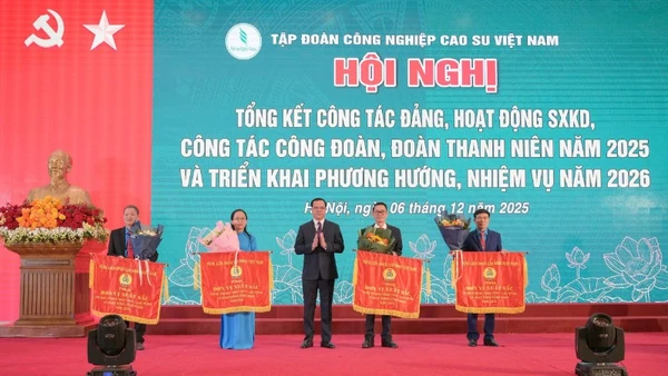 Trao cờ thi đua tặng các đơn vị đạt thành tích xuất sắc năm 2025.
