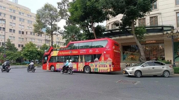 Xe buýt sử dụng ô-tô thoáng nóc chở khách du lịch tại trung tâm thành phố. (Ảnh: VÕ LÊ)