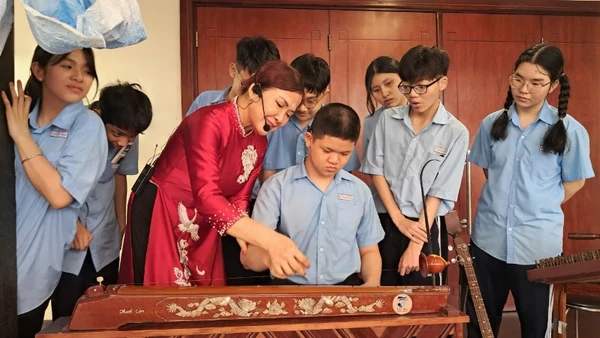 Các bạn nhỏ Trường Chuyên biệt Khiếm thính Hy vọng Bình Thạnh trải nghiệm các hoạt động trong khuôn khổ lễ hội. (Ảnh: THÙY DƯƠNG)