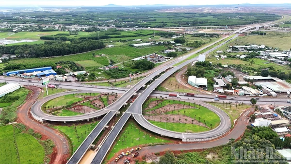 Nút giao đường T1 với Quốc lộ 51 đã cơ bản hoàn thành, bảo đảm thông xe kỹ thuật trước ngày 19/12.