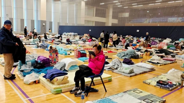 Người dân bị ảnh hưởng bởi vụ cháy ở Hồng Kông, Trung Quốc tạm trú tại một phòng tập thể thao. (Ảnh: TÂN HOA XÃ)