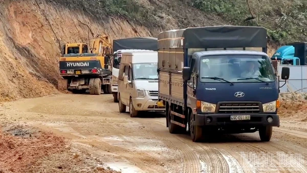Các phương tiện lưu thông trở lại trên tuyến đèo Mimosa chiều 4/12.