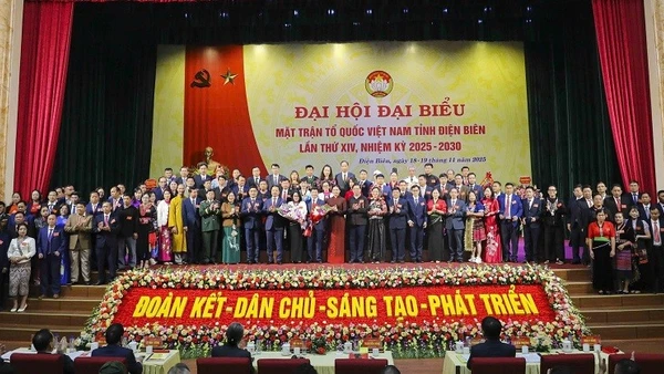 Các đồng chí được hiệp thương cử tham gia Ủy ban Mặt trận Tổ quốc Việt Nam tỉnh Điện Biên khóa 14, nhiệm kỳ 2025-2030, ra mắt Đại hội.