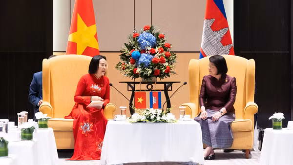 Chủ tịch Quốc hội Campuchia Samdech Khuon Sudary tiếp đồng chí Nguyễn Thị Thanh, Ủy viên Trung ương Đảng, Phó Chủ tịch Quốc hội, Chủ tịch Nhóm Nghị sĩ hữu nghị Việt Nam-Campuchia, Chủ tịch Hội Hữu nghị Việt Nam-Campuchia. (Ảnh: quochoi.vn)