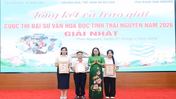 Lãnh đạo Sở Văn hóa, Thể thao và Du lịch tỉnh Thái Nguyên trao giải Nhất cuộc thi cho 3 thí sinh.