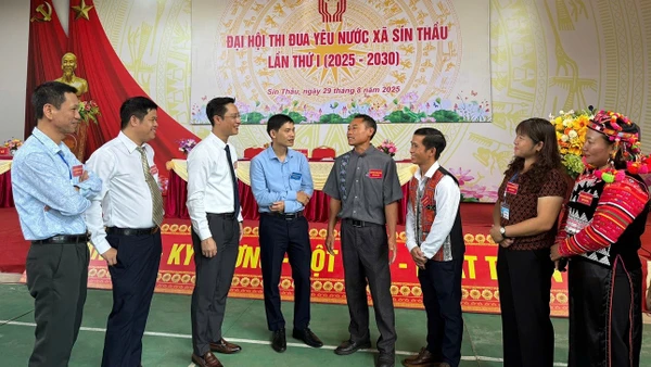 Đồng chí Đặng Thành Huy (thứ 3 từ trái sang), Bí thư Đảng ủy xã Sín Thầu, tỉnh Điện Biên động viên bà con nhân dân các bản tích cực tham gia các buổi tuyên truyền, phổ biến pháp luật và tích cực tham gia bảo vệ đường biên mốc giới.