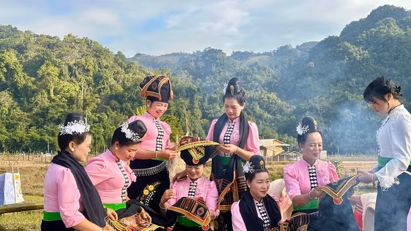 Phụ nữ Thái làm duyên trên sàn Hạn Khuống tại Hội xuân Sam Mứn, tỉnh Điện Biên.