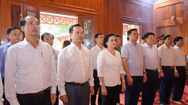 Đồng chí Phạm Thị Thanh Trà, Bí thư Trung ương Đảng, Phó Thủ tướng Chính phủ cùng các đồng chí lãnh đạo tỉnh Điện Biên, thành viên đoàn công tác dâng hương tưởng nhớ Đại tướng Võ Nguyên Giáp. (Ảnh: MAI GIÁP)