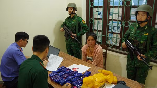 Lò Thị Hương cùng tang vật tại cơ quan điều tra. (Ảnh: ANH DŨNG)