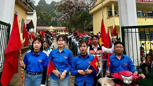 Đoàn viên thanh niên và học sinh xã Tìa Dình chia thành nhiều nhóm về từng bản tuyên truyền, vận động bầu cử. 