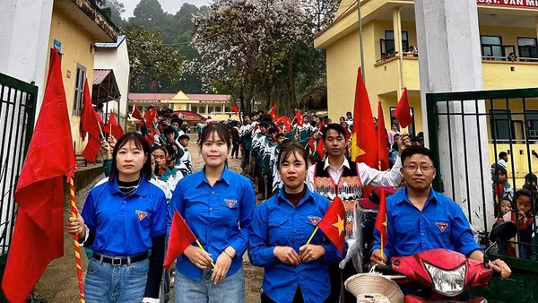 Đoàn viên thanh niên và học sinh xã Tìa Dình chia thành nhiều nhóm về từng bản tuyên truyền, vận động bầu cử. 