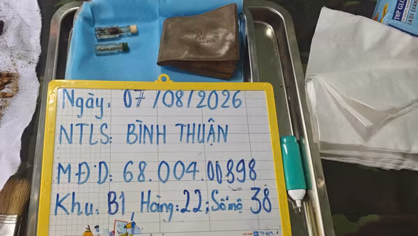 Lực lượng chức năng phát hiện nhiều di vật khi khai quật mộ. (Ảnh: Hữu Phong)