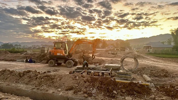 Đơn vị thi công tập trung máy móc nhân lực thi công đường động lực đoạn nối với quốc lộ 12 qua địa bàn bản Che Phai, phường Điện Biên Phủ.