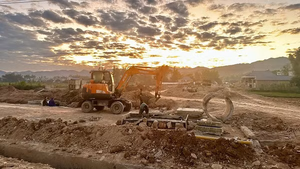 Đơn vị thi công tập trung máy móc nhân lực thi công đường động lực đoạn nối với quốc lộ 12 qua địa bàn bản Che Phai, phường Điện Biên Phủ.