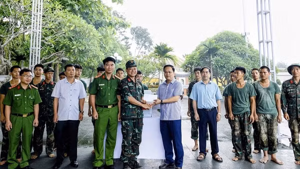 Đồng chí Nguyễn Tiến Đạt, Giám đốc Sở Nội vụ, Phó trưởng Ban Tổ chức Tỉnh ủy Điện Biên thăm, động viên lực lượng lấy mẫu tại nghĩa trang liệt sĩ Him Lam.