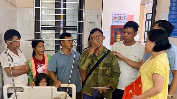 Đại diện lãnh đạo xã Mường Nhé cùng các đoàn thể đến thăm, chia buồn với gia đình nạn nhân. 