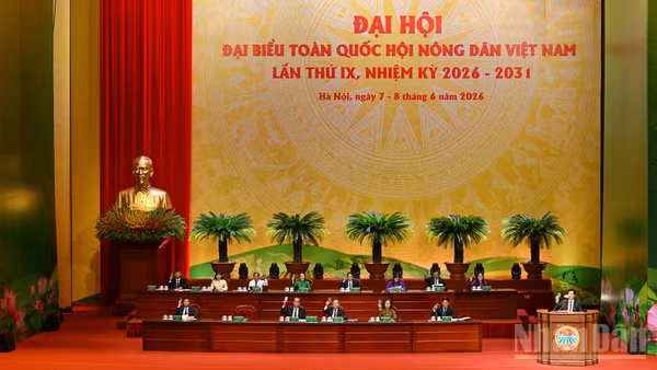 Đoàn Chủ tịch điều hành Đại hội đại biểu toàn quốc Hội Nông dân Việt Nam lần thứ IX.