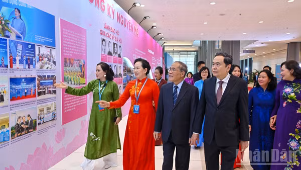 Chủ tịch Quốc hội Trần Thanh Mẫn cùng các đại biểu tham quan trưng bày bên lề Đại hội.