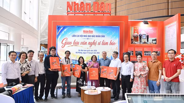 Liên Chi hội Nhà báo Báo Nhân Dân trao quà tặng các cộng tác viên, văn nghệ sĩ làm báo Hải Phòng tại buổi giao lưu.