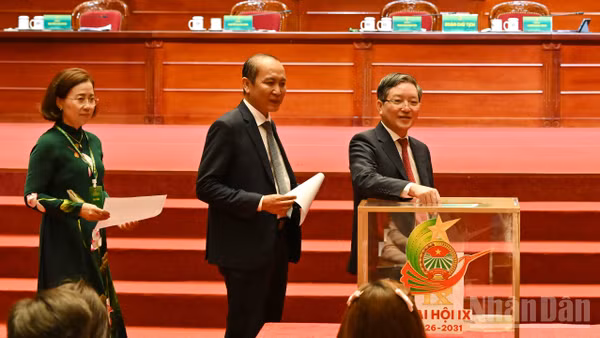 Các đồng chí lãnh đạo Trung ương Hội Nông dân Việt Nam khóa VIII bỏ phiếu bầu Ban Chấp hành Trung ương Hội Nông dân Việt Nam khóa IX.