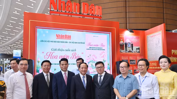 Trưởng Ban Tuyên giáo và Dân vận Trung ương Trịnh Văn Quyết cùng các đại biểu gian trưng bày của Báo Nhân Dân.