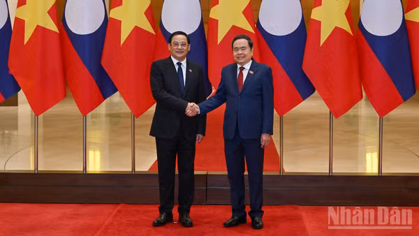 Chủ tịch Quốc hội Trần Thanh Mẫn và Thủ tướng Lào Sonexay Siphandone.