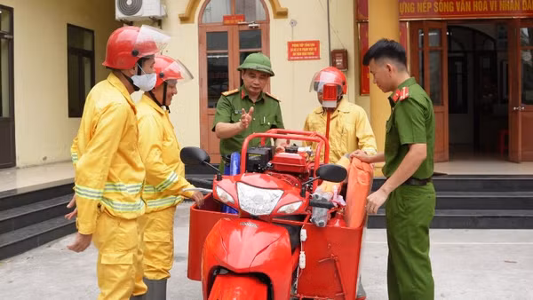 Công an phường Bãi Cháy hướng dẫn sử dụng phương tiện chữa cháy cho Đội chữa cháy tình nguyện.