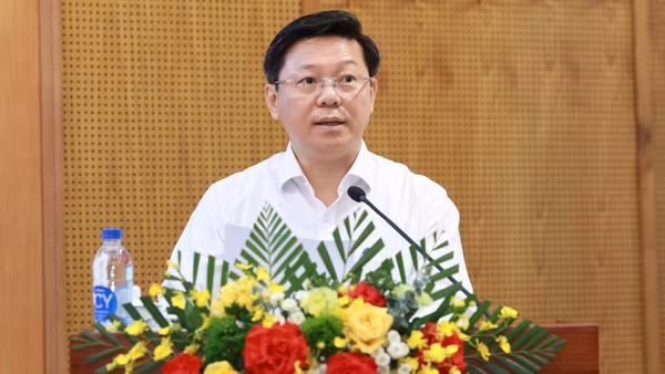 Đồng chí Trần Thanh Lâm, Ủy viên Trung ương Đảng, Phó Trưởng Ban Tuyên giáo và Dân vận Trung ương, phát biểu chỉ đạo hội nghị. (Ảnh: TTXVN)