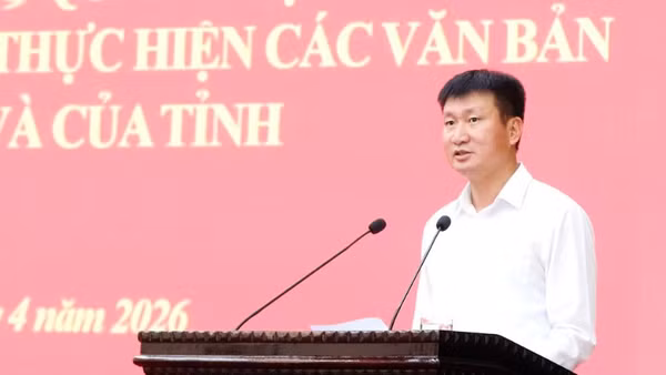 Đồng chí Trần Huy Tuấn, Ủy viên Trung ương Đảng, Bí thư Tỉnh ủy Ninh Bình phát biểu tại hội nghị.