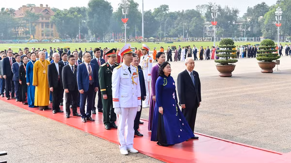 Các đại biểu thành kính tưởng nhớ Chủ tịch Hồ Chí Minh.